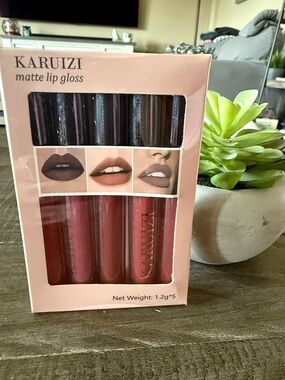 KARUIZI Matte Lip Gloss Set — Pink & Rose Shades - New Sealed!!